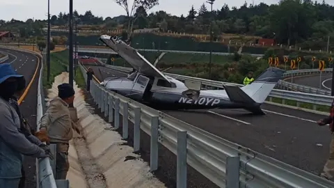 VIDEO: Aterriza avioneta en plena carretera de Hidalgo