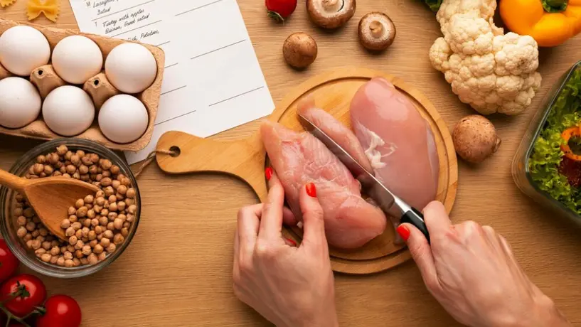 ¿Comer pollo o huevo es seguro tras caso de gripe aviar en México?