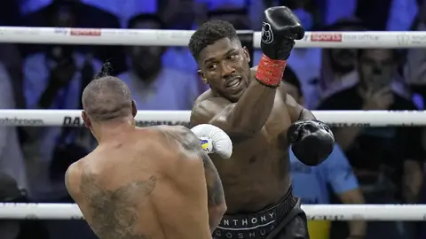 Eddie Hearn, promotor de Anthony Joshua, aseguró que le quedan dos o tres peleas más