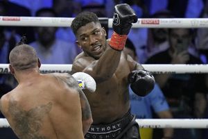 Eddie Hearn, promotor de Anthony Joshua, aseguró que le quedan dos o tres peleas más