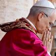 El Papa León XIV conmueve al mundo: firma la Biblia de una niña en su primer acto como Pontífice