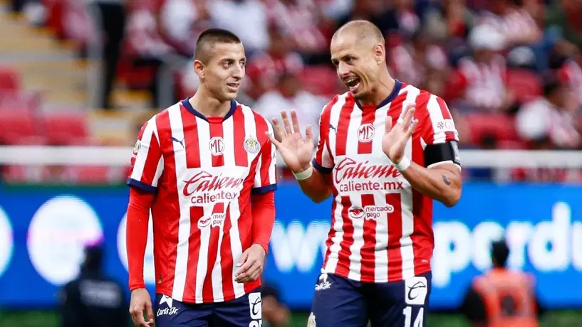 ‘Piojo’ Alvarado falsifica autógrafo de ‘Chicharito’ Hernández