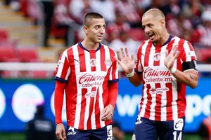 ‘Piojo’ Alvarado falsifica autógrafo de ‘Chicharito’ Hernández