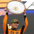 Lando Norris felicita a su compañero de escudería, Oscar Piastri, por la pole position