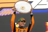 Lando Norris felicita a su compañero de escudería, Oscar Piastri, por la pole position