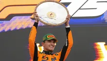 Lando Norris felicita a su compañero de escudería, Oscar Piastri, por la pole position