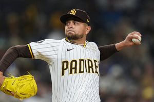¿Quién es Omar Cruz, pitcher mexicano que debutó con los Padres de San Diego?