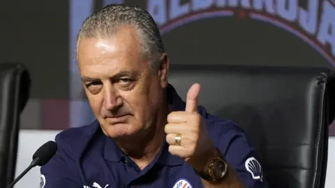 Gustavo Alfaro cuenta emotiva historia con aficionado, redes sociales lo tachan de mentiroso