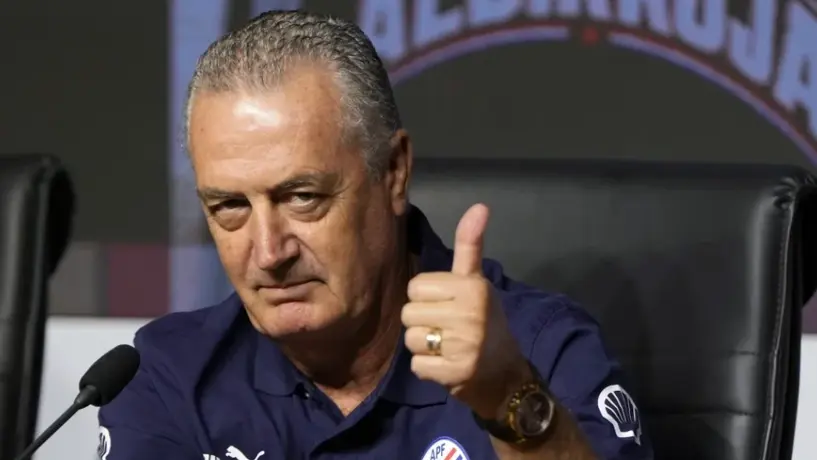 Gustavo Alfaro cuenta emotiva historia con aficionado, redes sociales lo tachan de mentiroso