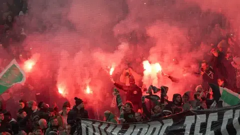 Suspenden encuentro entre Saint-Étienne vs Lyon tras agresión de un aficionado al abanderado