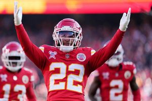 Chiefs ejercen opciones de quinto año sobre Trent McDuffie y George Karlaftis