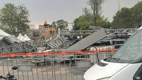 VIDEO: Colapsa escenario en alcaldía Gustavo A. Madero previo a show del Día de la Madre