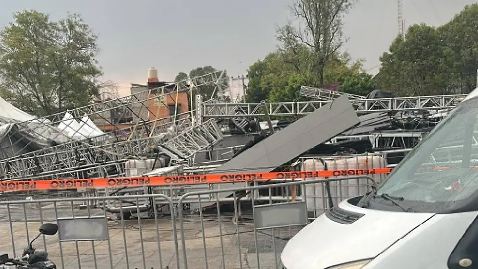 VIDEO: Colapsa escenario en alcaldía Gustavo A. Madero previo a show del Día de la Madre