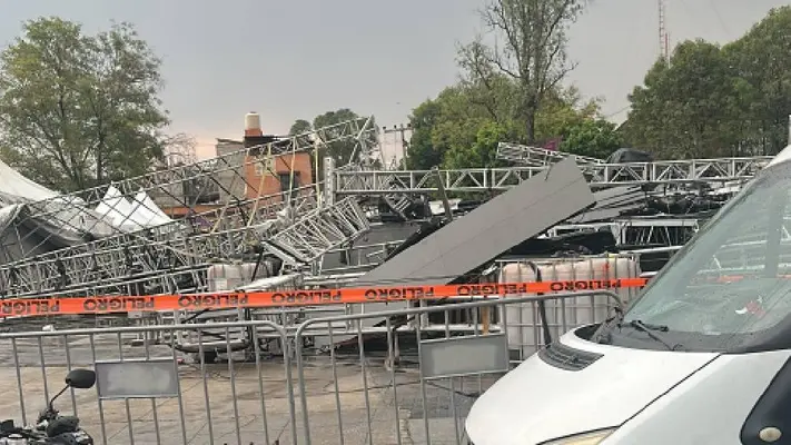 VIDEO: Colapsa escenario en alcaldía Gustavo A. Madero previo a show del Día de la Madre