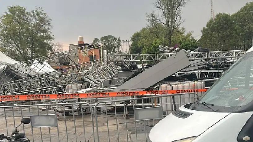 VIDEO: Colapsa escenario en alcaldía Gustavo A. Madero previo a show del Día de la Madre