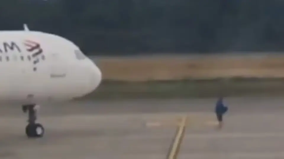 Pasajero corre en la pista del aeropuerto para bloquear la salida de su vuelo perdido