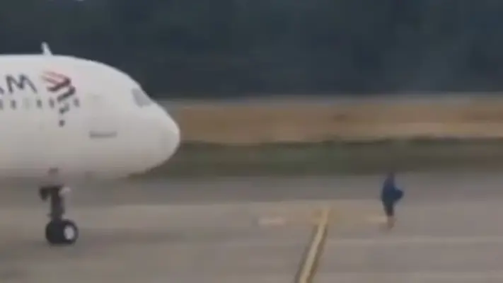 Pasajero corre en la pista del aeropuerto para bloquear la salida de su vuelo perdido