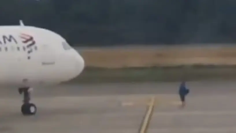 Pasajero corre en la pista del aeropuerto para bloquear la salida de su vuelo perdido