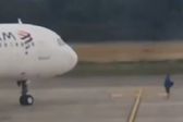 Pasajero corre en la pista del aeropuerto para bloquear la salida de su vuelo perdido