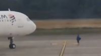 Pasajero corre en la pista del aeropuerto para bloquear la salida de su vuelo perdido