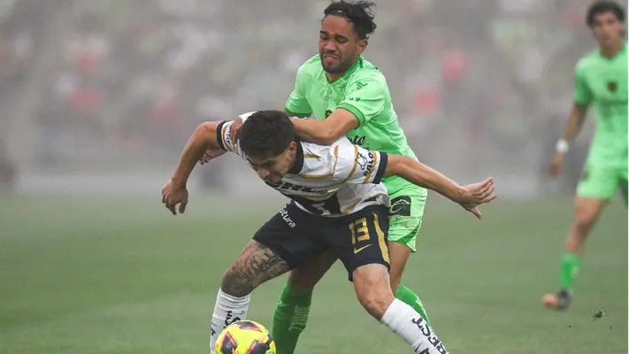 Futbolista de Pumas se queja por jugar durante tormenta de arena: "El aire te raspa"