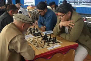 El gobierno talibán prohíbe el ajedrez en Afganistán por 'promover apuestas de dinero'