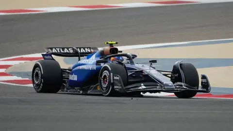 Lewis Hamilton disfruta de su nuevo Ferrari y Carlos Sainz marca el mejor tiempo en las pruebas
