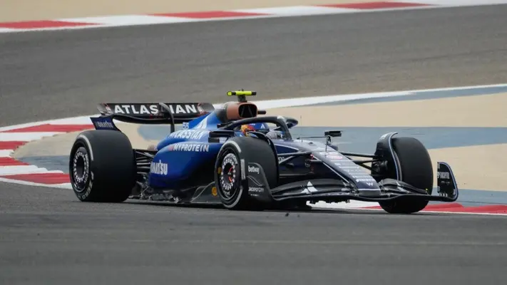 Lewis Hamilton disfruta de su nuevo Ferrari y Carlos Sainz marca el mejor tiempo en las pruebas