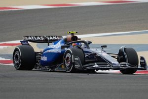 Lewis Hamilton disfruta de su nuevo Ferrari y Carlos Sainz marca el mejor tiempo en las pruebas