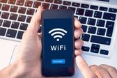 ¿Por qué deberías apagar el Wi-Fi de tu celular al salir de casa?