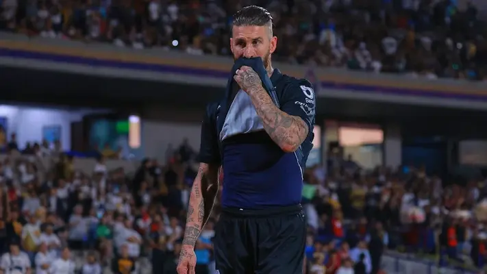 Efraín Juárez arremete contra Sergio Ramos por codazo a Bennevendo