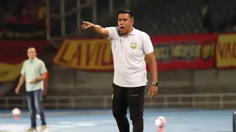 César Farías, técnico de Junior de Barranquilla, se enfrenta a periodista en conferencia