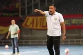 César Farías, técnico de Junior de Barranquilla, se enfrenta a periodista en conferencia
