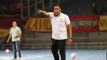 César Farías, técnico de Junior de Barranquilla, se enfrenta a periodista en conferencia