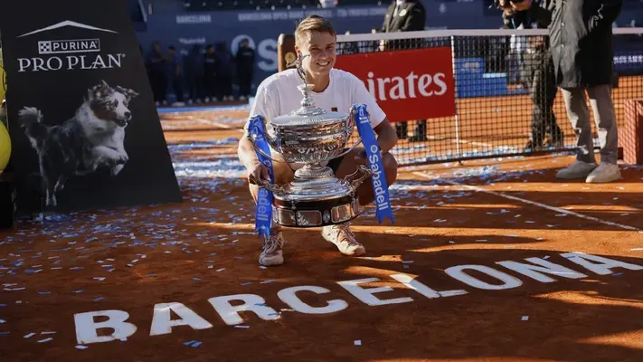 Holger Rune sorprende a Carlos Alcaraz para ganar el Abierto de Barcelona