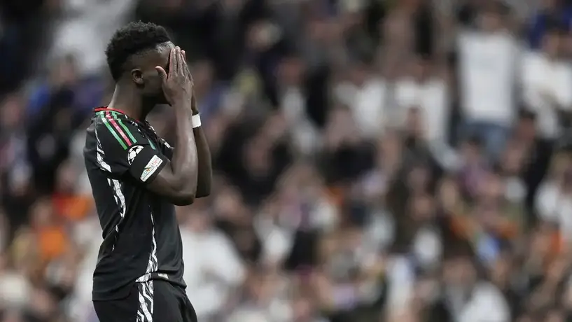 ¡Hay tensión! Dani Carvajal y Bukayo Saka se encaran al medio tiempo del Real Madrid vs Arsenal