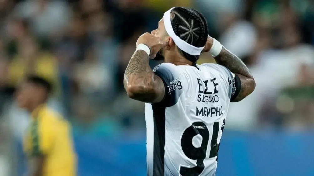 Memphis Depay causa polémica por gesto con árbitra en el futbol brasileño | X: CAPTURA DE PANTALLA
