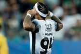 Memphis Depay causa polémica por gesto con árbitra en el futbol brasileño