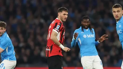 Santi Giménez falla penal en derrota del Milan ante Napoli