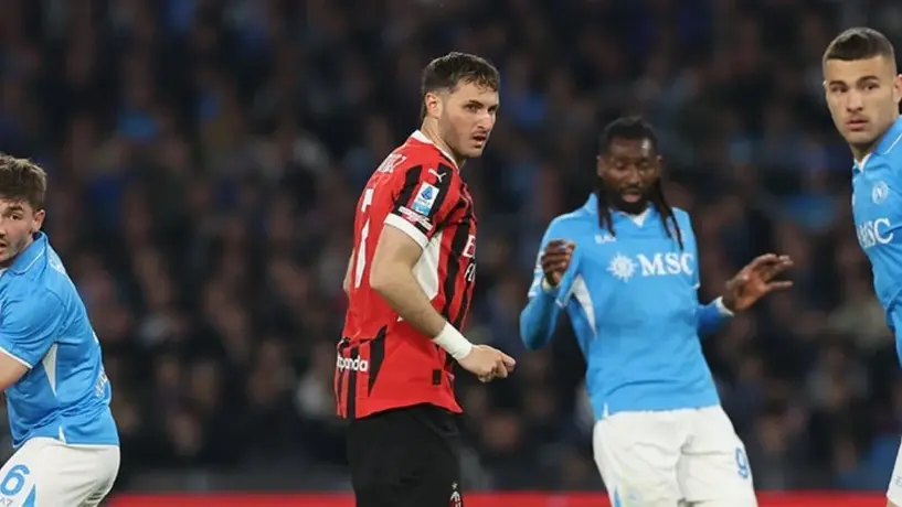 Santi Giménez falla penal en derrota del Milan ante Napoli