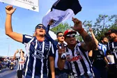 ¡Más violencia en el BBVA! Aficionado de Rayados agredió por la espalda a uno de Pachuca