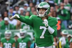 NFL: Browns adquieren a Kenny Pickett de los Eagles