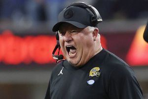Raiders contrata a Chip Kelly como coordinador ofensivo, según reportes