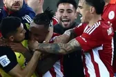 A Orbelín Pineda lo 'ahorcaron' durante campal entre AEK y Olympiacos