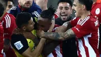 A Orbelín Pineda lo 'ahorcaron' durante campal entre AEK y Olympiacos