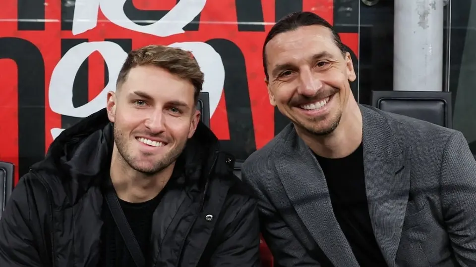 ¡Nueva casa! Santiago Giménez estuvo presente en el Derby Della Madonnina junto a Zlatan