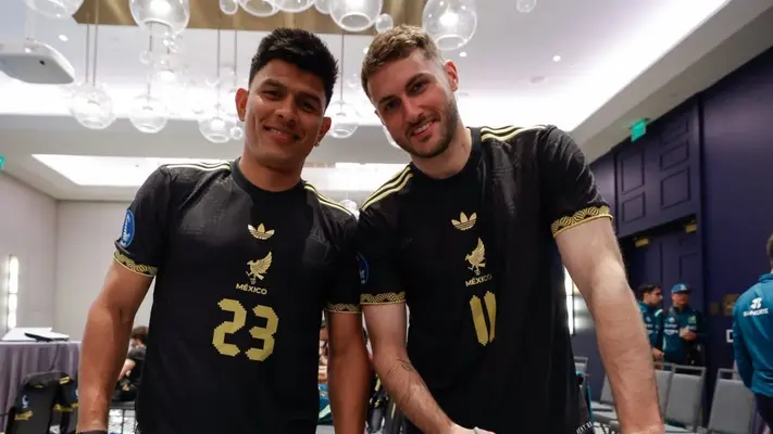 Santiago Giménez hace meme con Jesús Gallardo sobre nueva playera del Tri