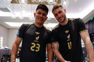 Santiago Giménez hace meme con Jesús Gallardo sobre nueva playera del Tri