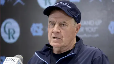 Bill Belichick se divierte en playas junto a su joven novia, Jordon Hudson