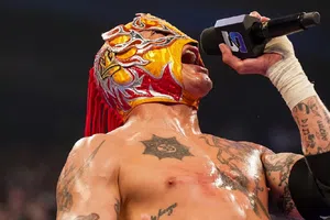 El luchador azteca, Rey Fénix, vence a Berto y sigue invicto en la WWE